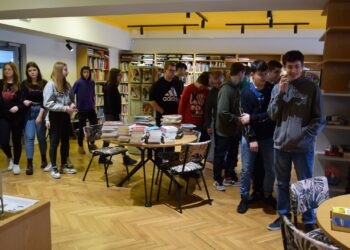 Młodzież z wizytą w bibliotece