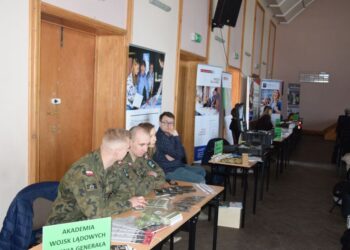 Możliwości kariery w służbach mundurowych