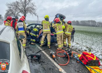 Czołowe zderzenie na drodze krajowej