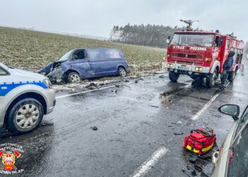 Czołowe zderzenie na drodze krajowej