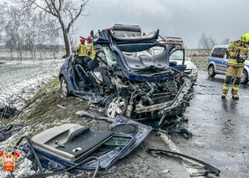 Czołowe zderzenie na drodze krajowej