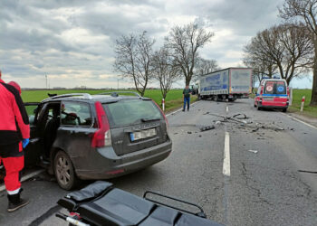 Zderzenie ciężarówki z osobówką