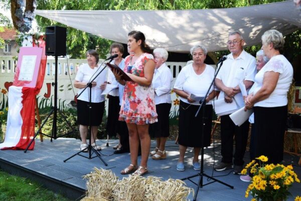 Narodowe czytanie na Skwerze D-O-M