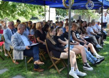 Narodowe czytanie na Skwerze D-O-M