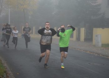 Papieska rywalizacja we mgle