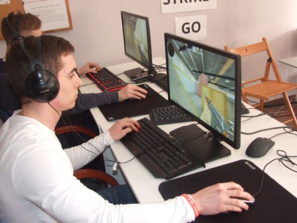 Counter Strike w bibliotece Counter Strike w bibliotece