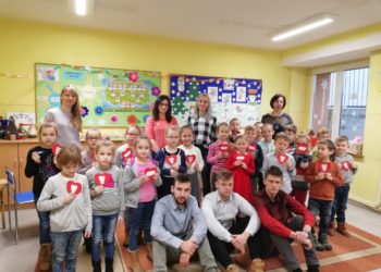 Młodzież czytała pierwszakom