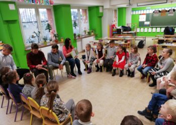 Młodzież czytała pierwszakom