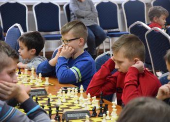 Zacięta walka młodych szachistów