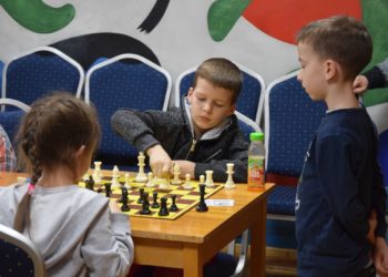Zacięta walka młodych szachistów