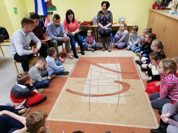 Młodzież czytała pierwszakom