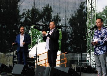 Ławeczka i M. Kuszyńska w Rozdrażewie