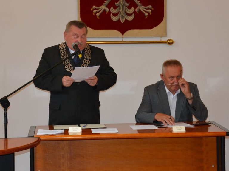 Radni obniżyli burmistrzowi pensję