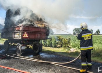 Przyczepa ze słomą stanęła w ogniu