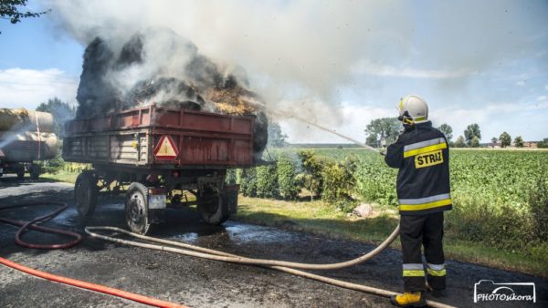 Przyczepa ze słomą stanęła w ogniu