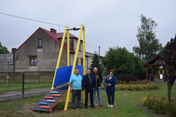 Nowe urządzenia na placach zabaw