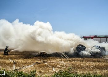 Przyczepa ze słomą stanęła w ogniu