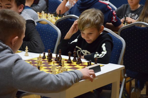 Młodzi szachiści rozpoczęli rywalizację
