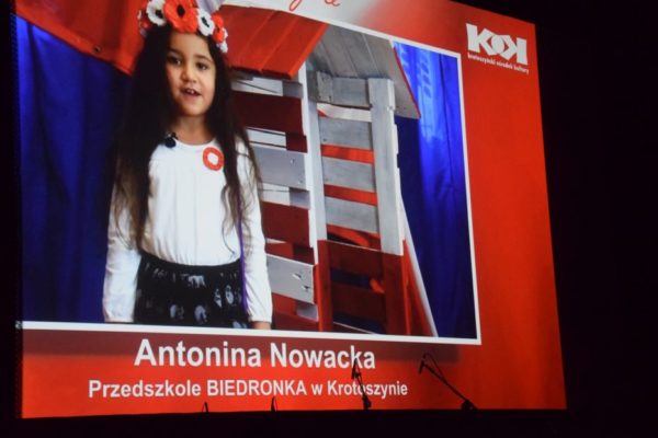 Dzieci recytują patriotyczne wiersze