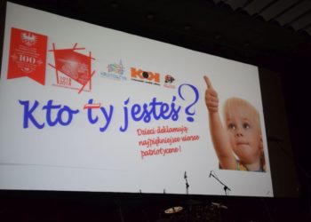 Dzieci recytują patriotyczne wiersze