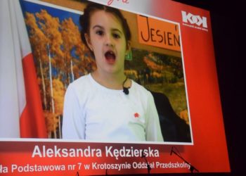 Dzieci recytują patriotyczne wiersze