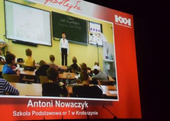 Dzieci recytują patriotyczne wiersze