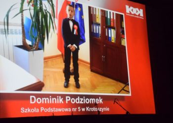 Dzieci recytują patriotyczne wiersze