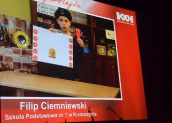 Dzieci recytują patriotyczne wiersze