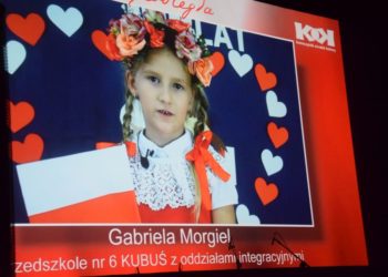 Dzieci recytują patriotyczne wiersze