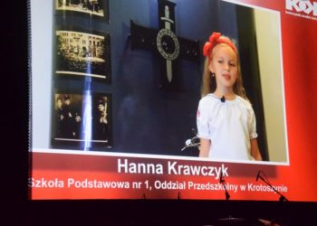 Dzieci recytują patriotyczne wiersze