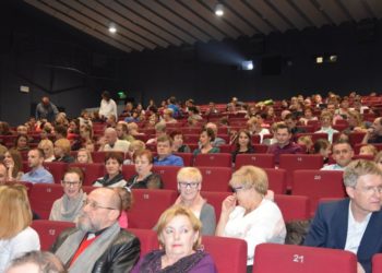 Dzieci recytują patriotyczne wiersze