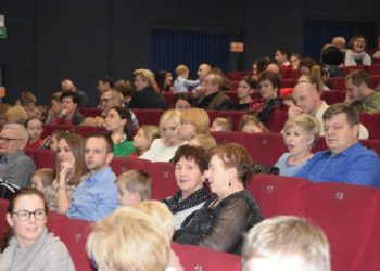 Dzieci recytują patriotyczne wiersze