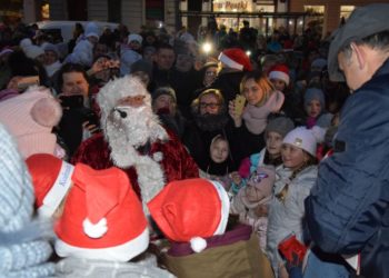 Mikołajki na rozświetlonym rynku