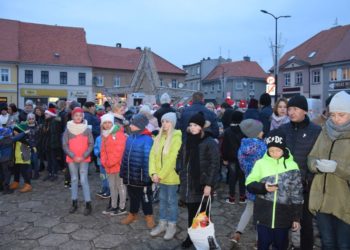 Mikołajki na rozświetlonym rynku