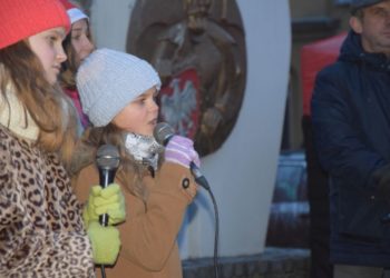Mikołajki na rozświetlonym rynku