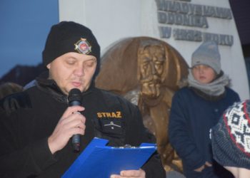 Mikołajki na rozświetlonym rynku