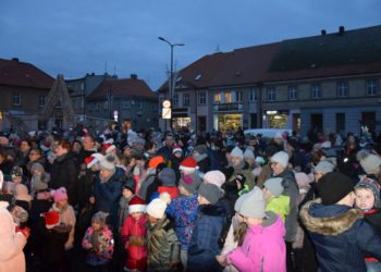 Mikołajki na rozświetlonym rynku