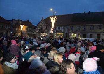 Mikołajki na rozświetlonym rynku