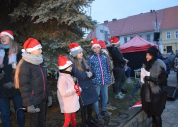 Mikołajki na rozświetlonym rynku
