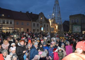 Mikołajki na rozświetlonym rynku