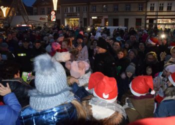 Mikołajki na rozświetlonym rynku