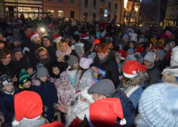 Mikołajki na rozświetlonym rynku