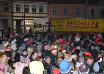 Mikołajki na rozświetlonym rynku