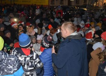 Mikołajki na rozświetlonym rynku