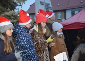 Mikołajki na rozświetlonym rynku