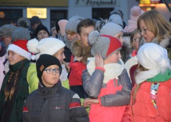 Mikołajki na rozświetlonym rynku