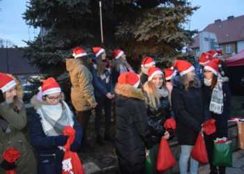 Mikołajki na rozświetlonym rynku