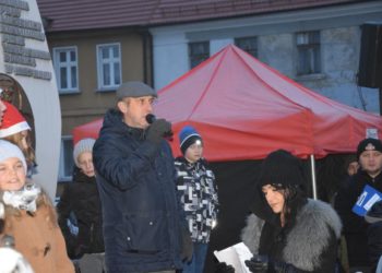 Mikołajki na rozświetlonym rynku