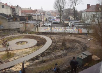 Przy bibliotece powstaje skwer D-O-M