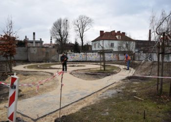 Przy bibliotece powstaje skwer D-O-M